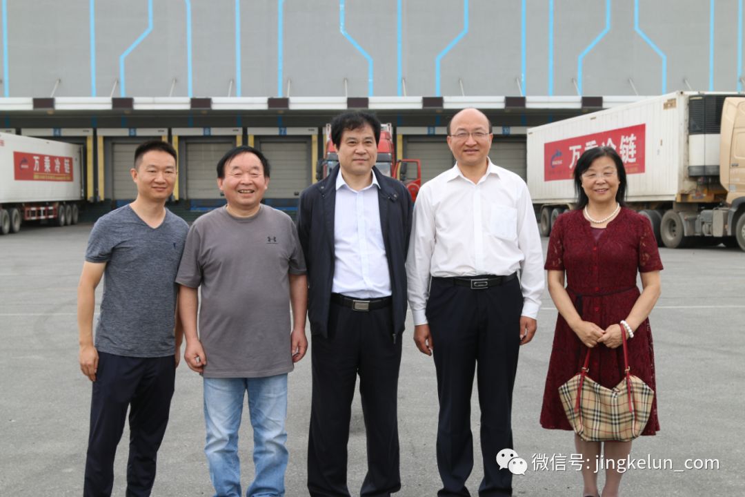 張改平和金林海院士參觀山綠自動(dòng)化立體冷庫(圖2)